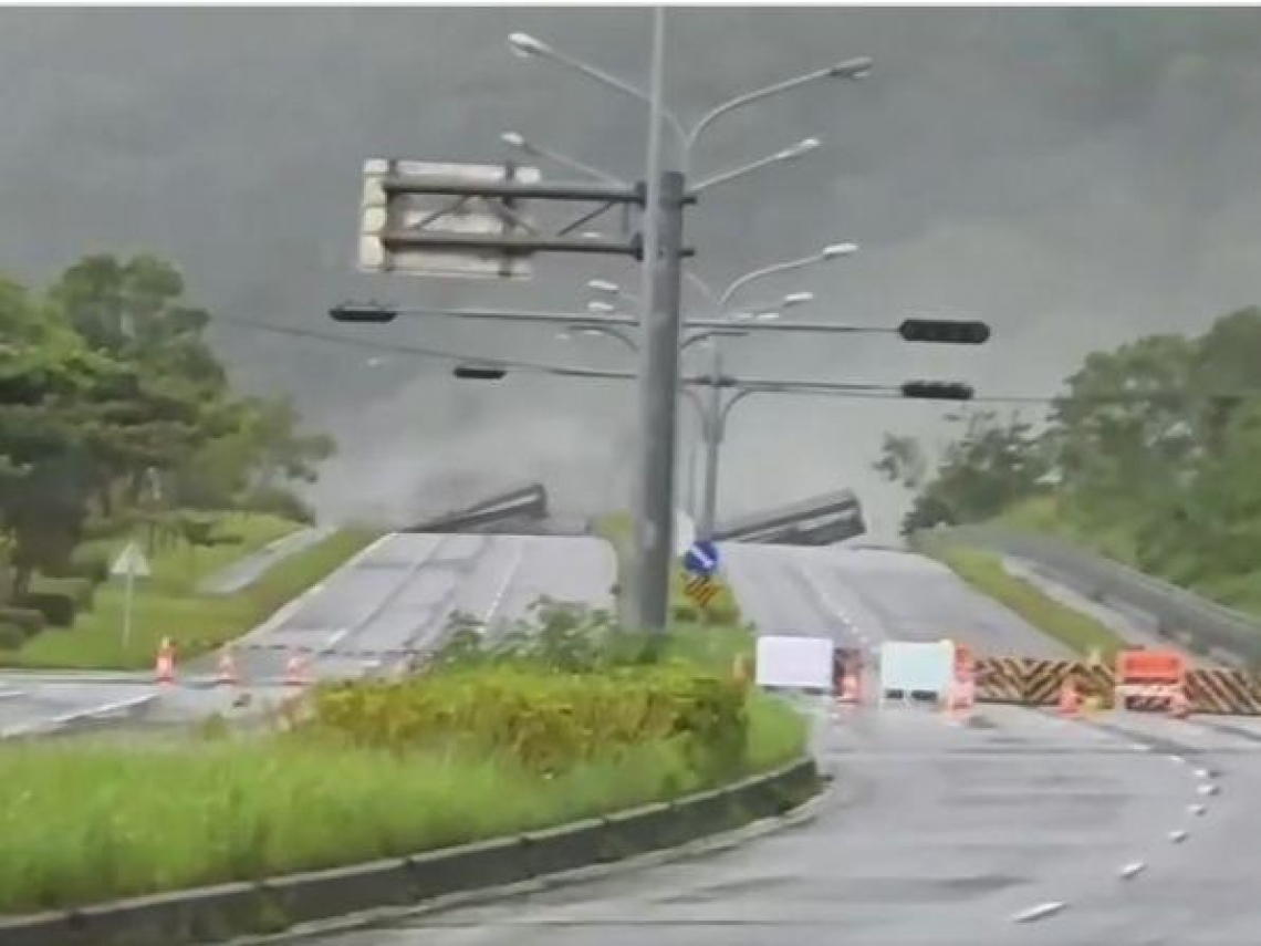 影／花蓮馬太鞍溪堰塞湖溢流，瞬間衝垮馬太鞍溪橋、光復鄉大半市區淹掉！宛如海嘯居民驚恐：家都沒了